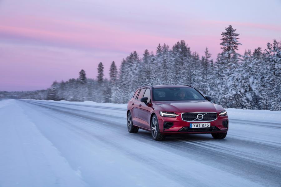  Volvo V60 T8 R-Design 2018 года  (WW) (фото 11 из 19)